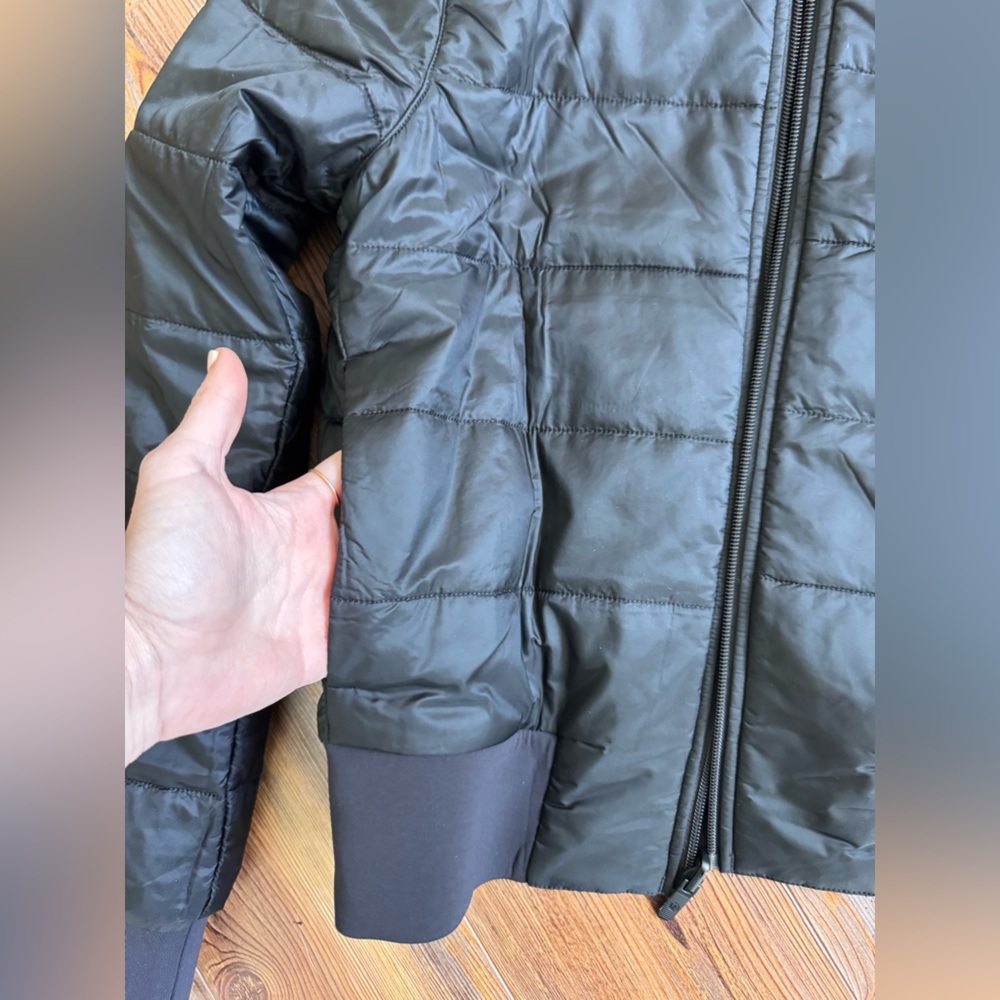 Lululemon, Reversible Bomber Jacket. Size 4 - Picture 5 of 10